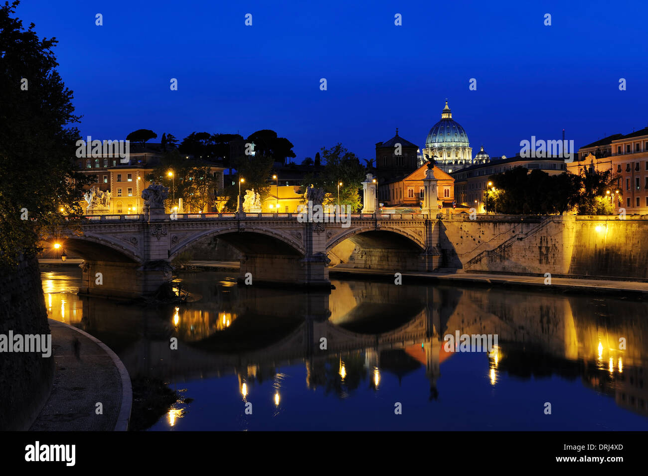 Pont de Victor Emmanuel II et basilique de Saint Pierre la nuit, Rome, Italie Banque D'Images