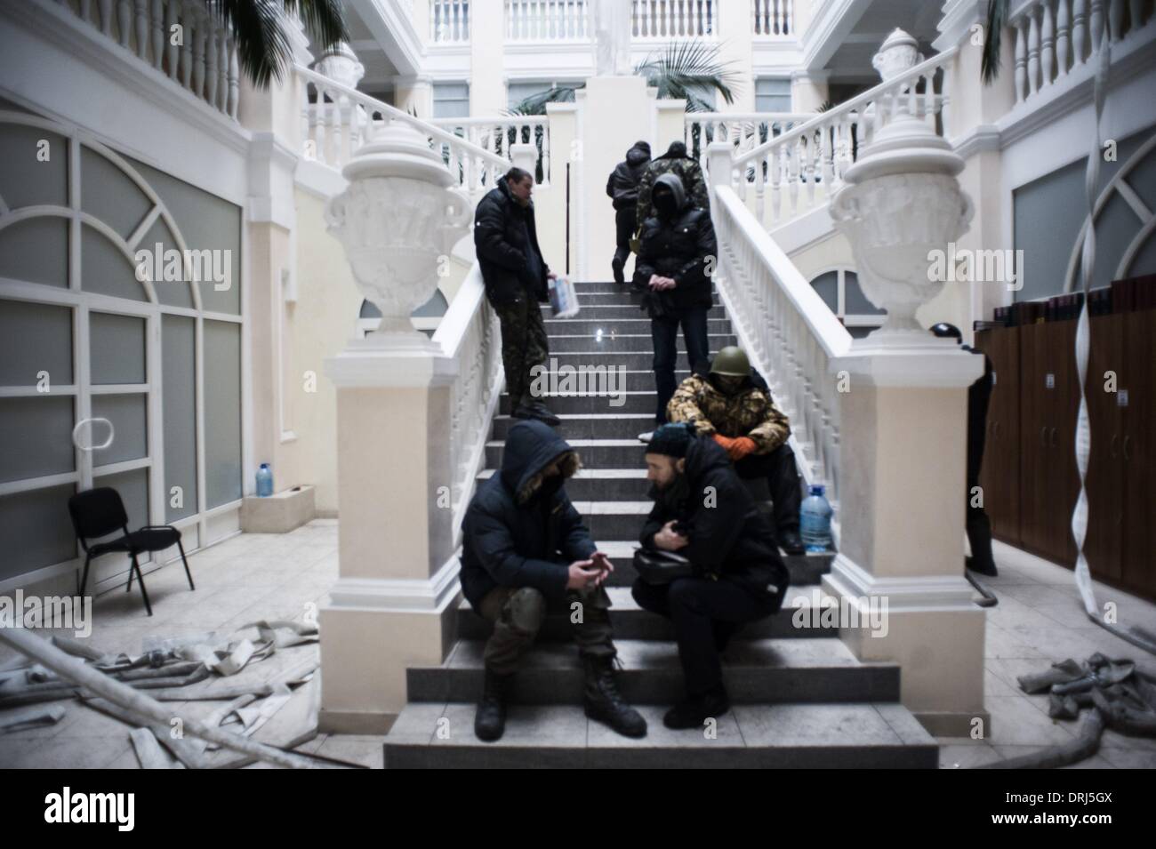 Kiev, Ukraine. 27 Jan, 2014. Les membres du ''pilna Sprava'' (Cause commune) mouvement garder occupé un bâtiment principal Ministère de la Justice à Kiev. Les forces antigouvernementales différents se sont rassemblés devant le ministère pour essayer d'accéder à l'immeuble. Le ministre de la justice de l'Ukraine a mis en garde contre des manifestants anti-gouvernement occupant son ministère elle fera appel à l'état d'urgence si elles ne quittent pas. Dans la photo l'intérieur du Ministère, à Kiev, Ukraine, le 27 janvier 2014. Credit : Luca Piergiovanni/NurPhoto ZUMAPRESS.com/Alamy/Live News Banque D'Images