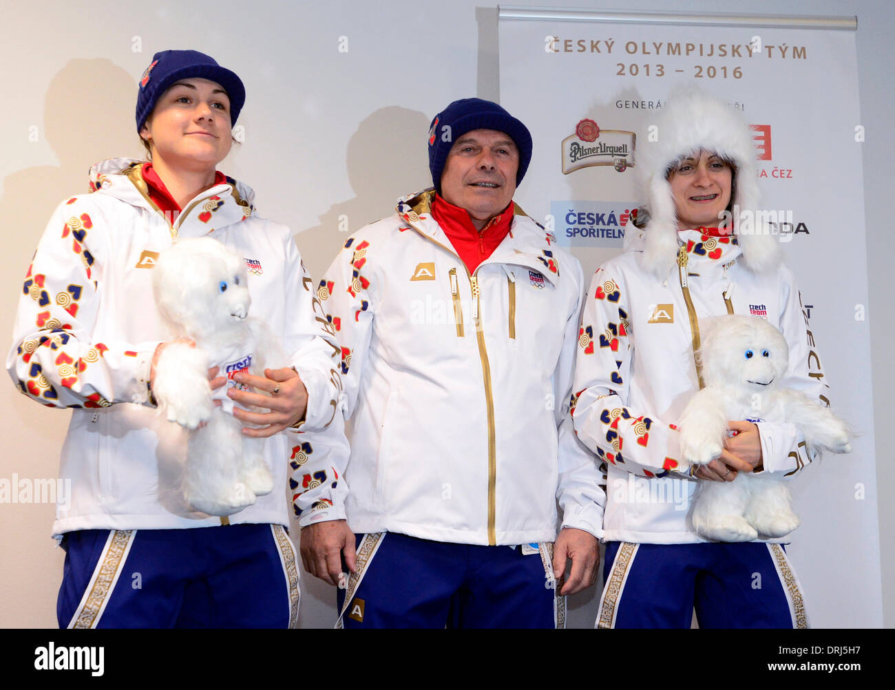 République tchèque Karolina Erbanova speedskaters (à gauche) et Martina Sablikova (à droite) et l'entraîneur Petr Novak poser dans un nouveau costume olympique pour les Jeux Olympiques d'hiver de Sotchi 2014, Prague, République tchèque le 27 janvier 2014. (CTK Photo/Roman Vondrous) Banque D'Images