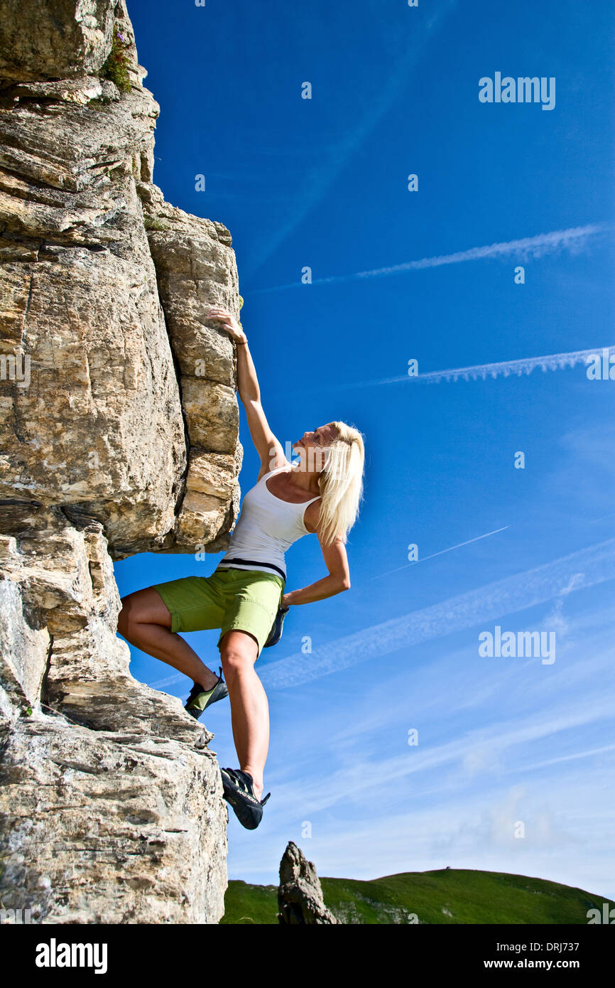 Frau klettert am Berg Banque D'Images