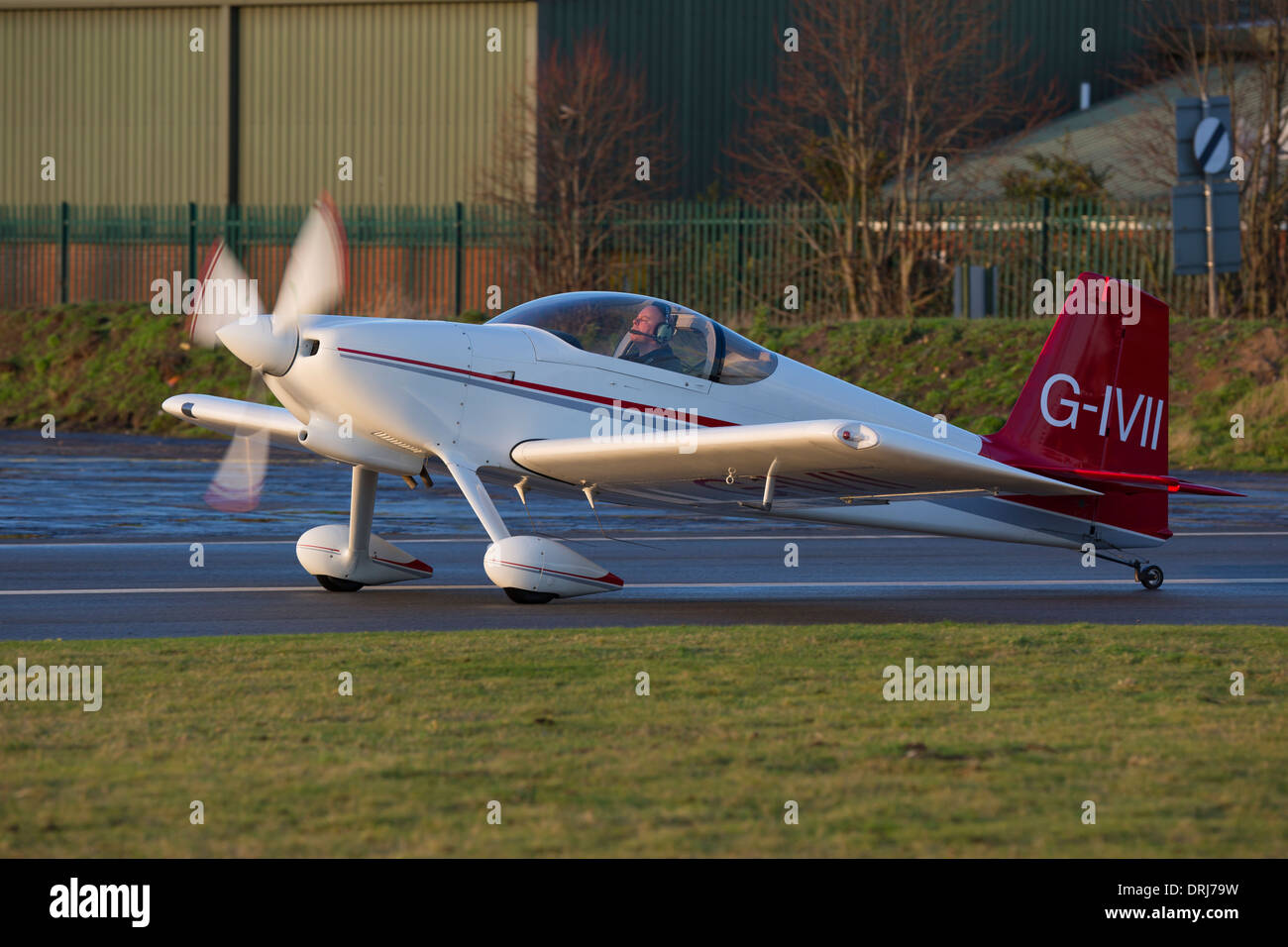Cars RV-7 G-IVII sur le point de commencer le décollage de l'Aérodrome de Sandtoft Banque D'Images