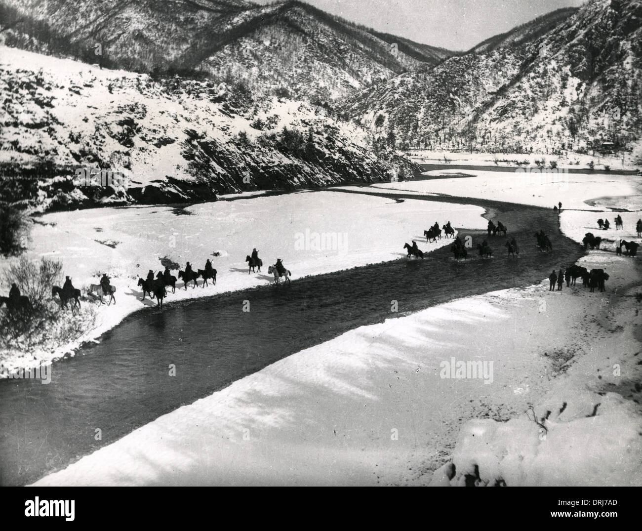 Cavalerie serbe traversant une rivière dans la neige, WW1 Banque D'Images