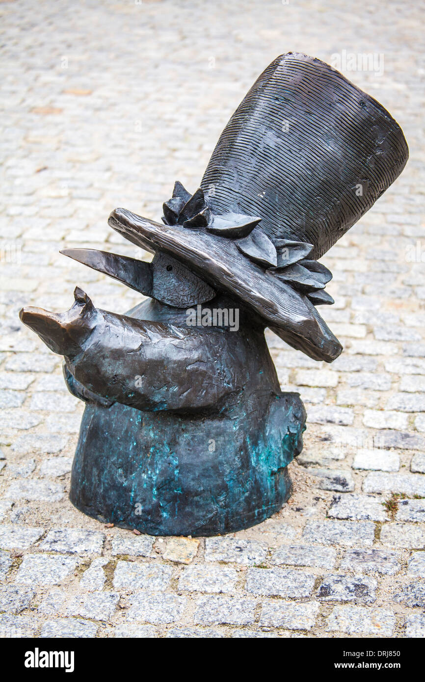 L'un des célèbres de Wroclaw bronze peu gnomes, nains ou statuettes krasnale Ogrod extérieur Staromiejski. Banque D'Images