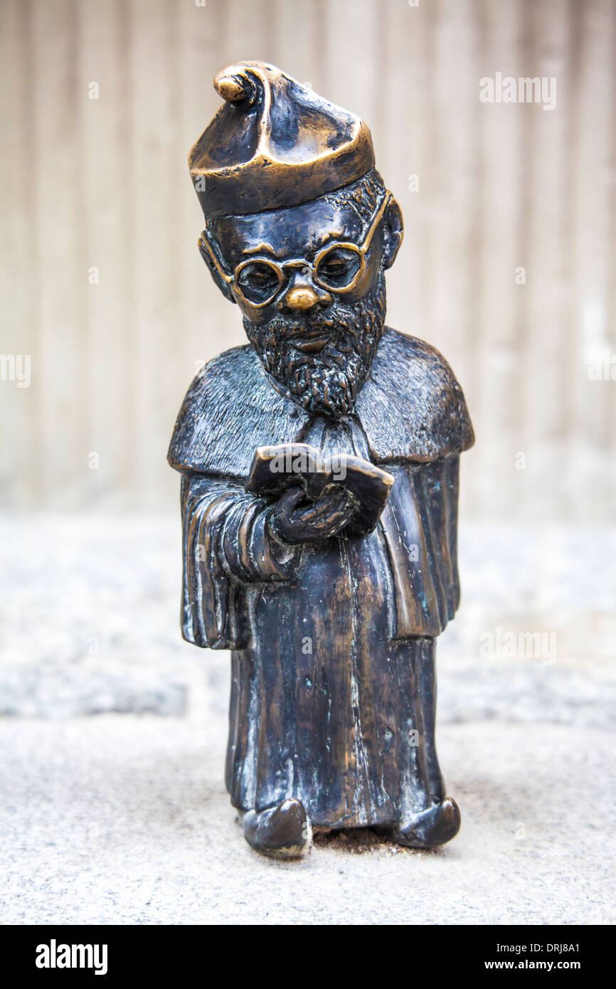 L'un des célèbres de Wroclaw bronze peu gnomes, nains ou krasnale statuettes. Banque D'Images