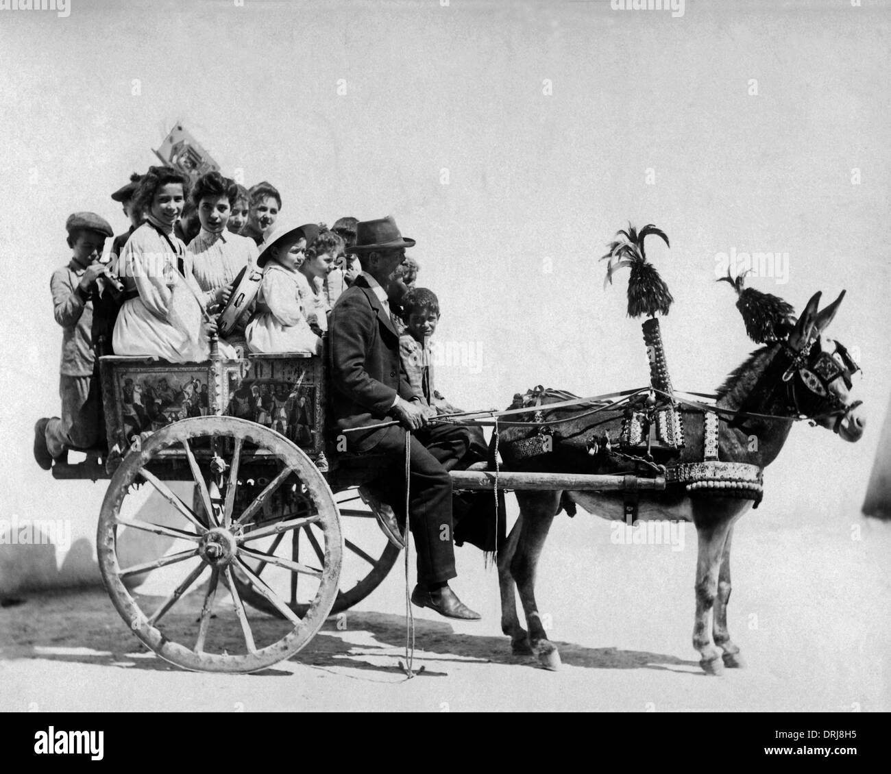 Les gens sur une charrette à âne, Naples, Italie Banque D'Images