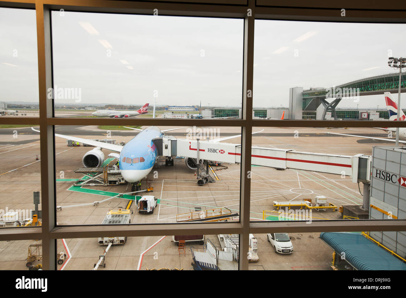 Thomson Dreamliner 787 chargement de fret et de passagers à l'aéroport de Gatwick North terminal ; à travers la fenêtre du terminal. Non aiguisé. Banque D'Images