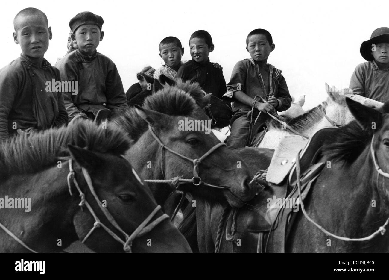 Les garçons sur leurs chevaux, Amérique du Gobi, Mongolie Banque D'Images
