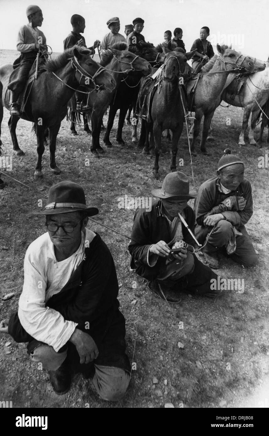 Les garçons sur leurs chevaux, Amérique du Gobi, Mongolie Banque D'Images