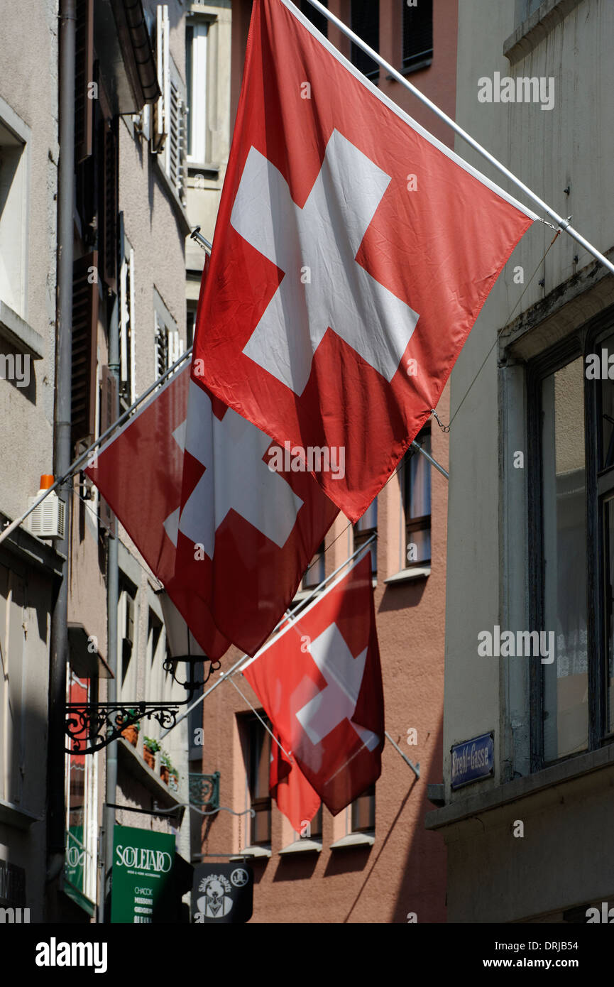 Drapeaux suisses sur une rue de Zurich, Suisse Banque D'Images