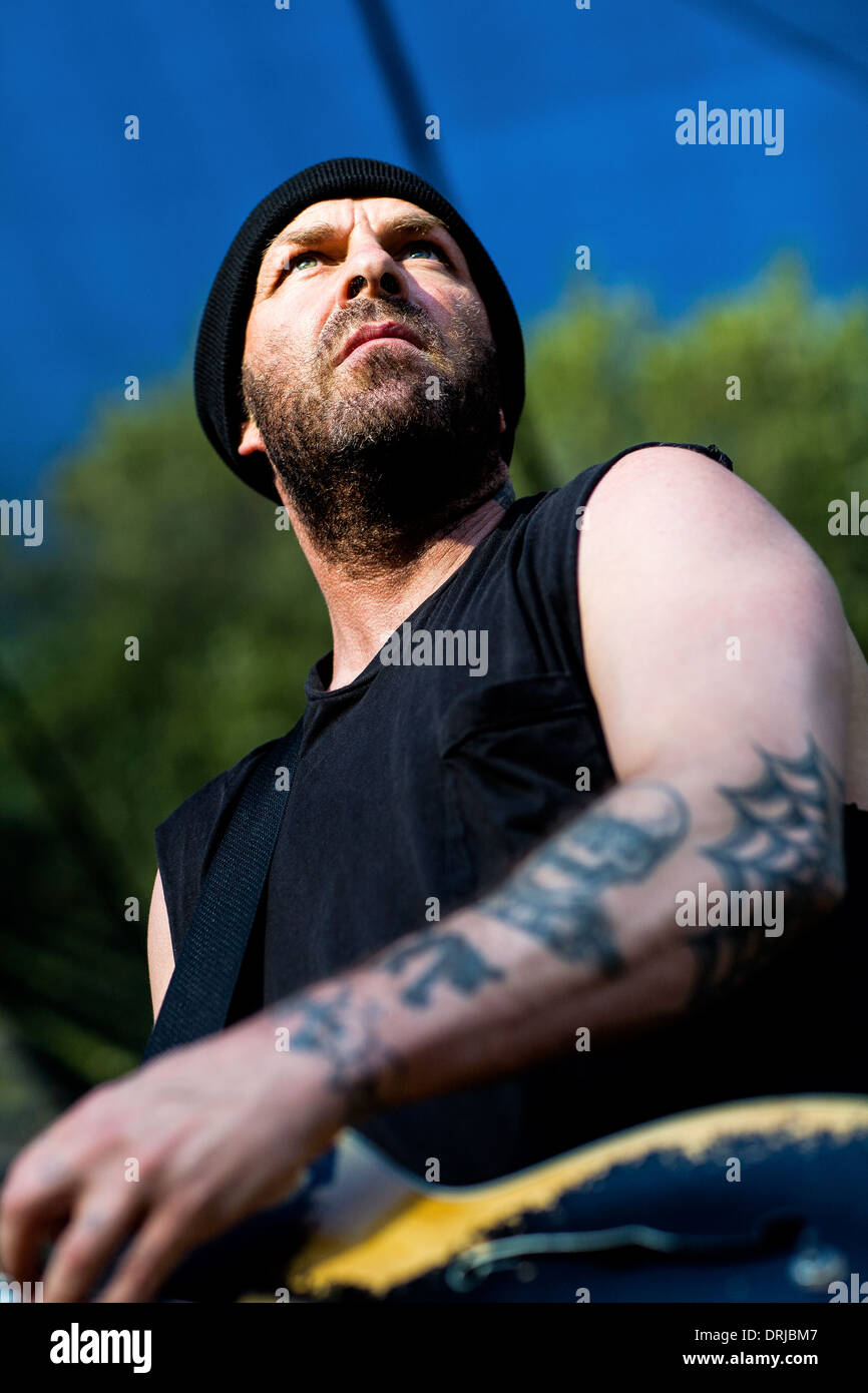 Tim Armstrong de Rancid en prestation au Hootenanny festival à Silverado Canyon, Californie, le 8 juillet 2012. Banque D'Images