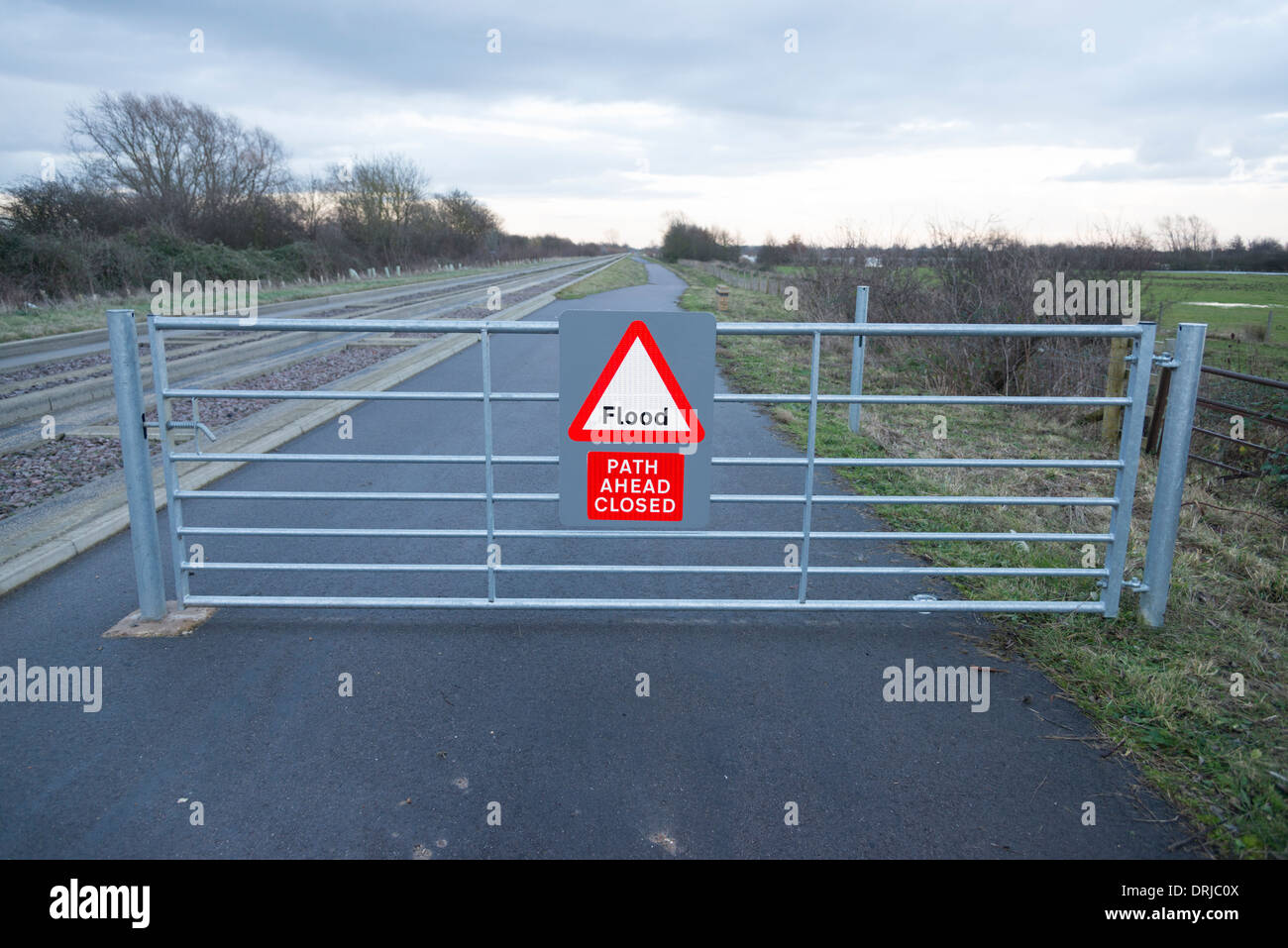 Une porte avec sentier signe clos en raison d'inondations sur le chemin qui longe la voie d'autobus guidé dans le Cambridgeshire UK Banque D'Images