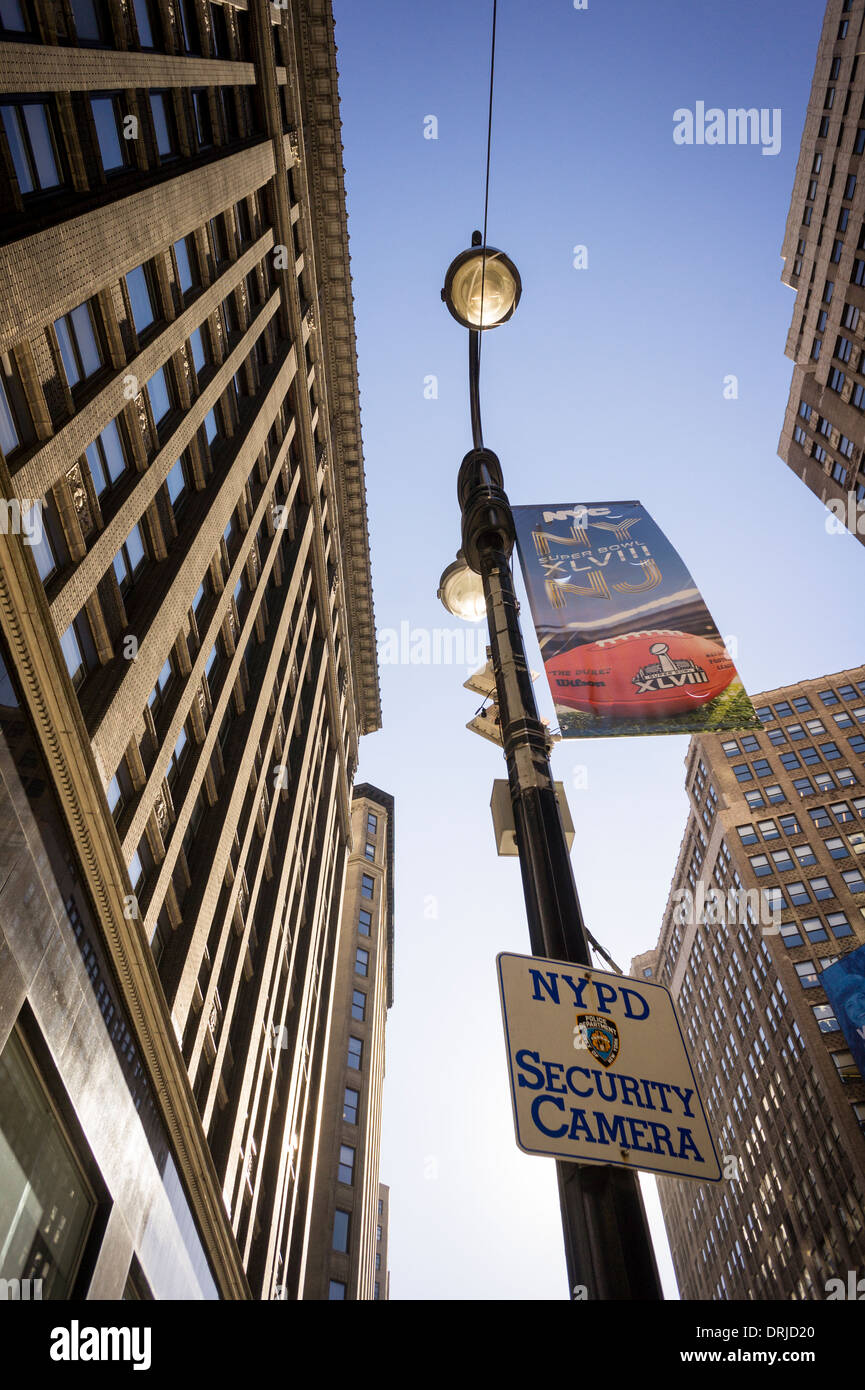 Boulevard du Super Bowl est préparé, avec une caméra de surveillance vu sur un poteau de lumière, au centre de Manhattan à New York Banque D'Images