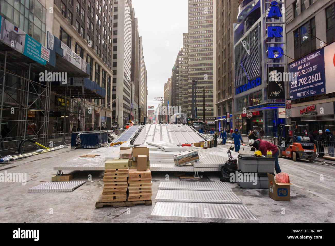La préparation de 180 pieds de long toboggan run sur Boulevard du Super Bowl dans le centre de Manhattan à New York Banque D'Images