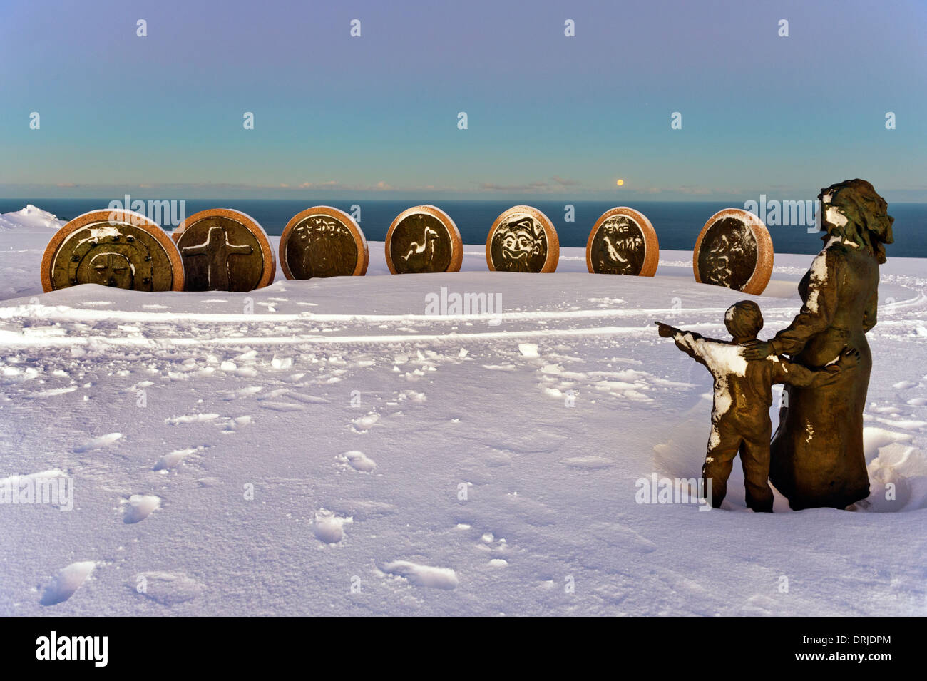 La lune sur Nordkapp, Norvège, le point le plus au nord de l'Europe. Enfants du Monde et la mère et l'enfant de sculptures. Banque D'Images