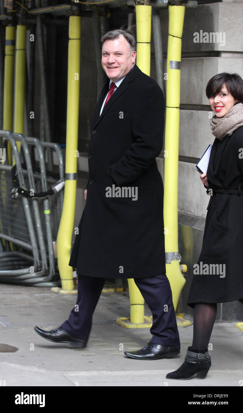 Londres, Royaume-Uni, 27 janvier 2014. Ed Balls, le parti travailliste britannique et Co-operative Party Politician vu quitter la BBC Radio 2 studio de Londres, UK Crédit : Simon Matthews/Alamy Live News Banque D'Images