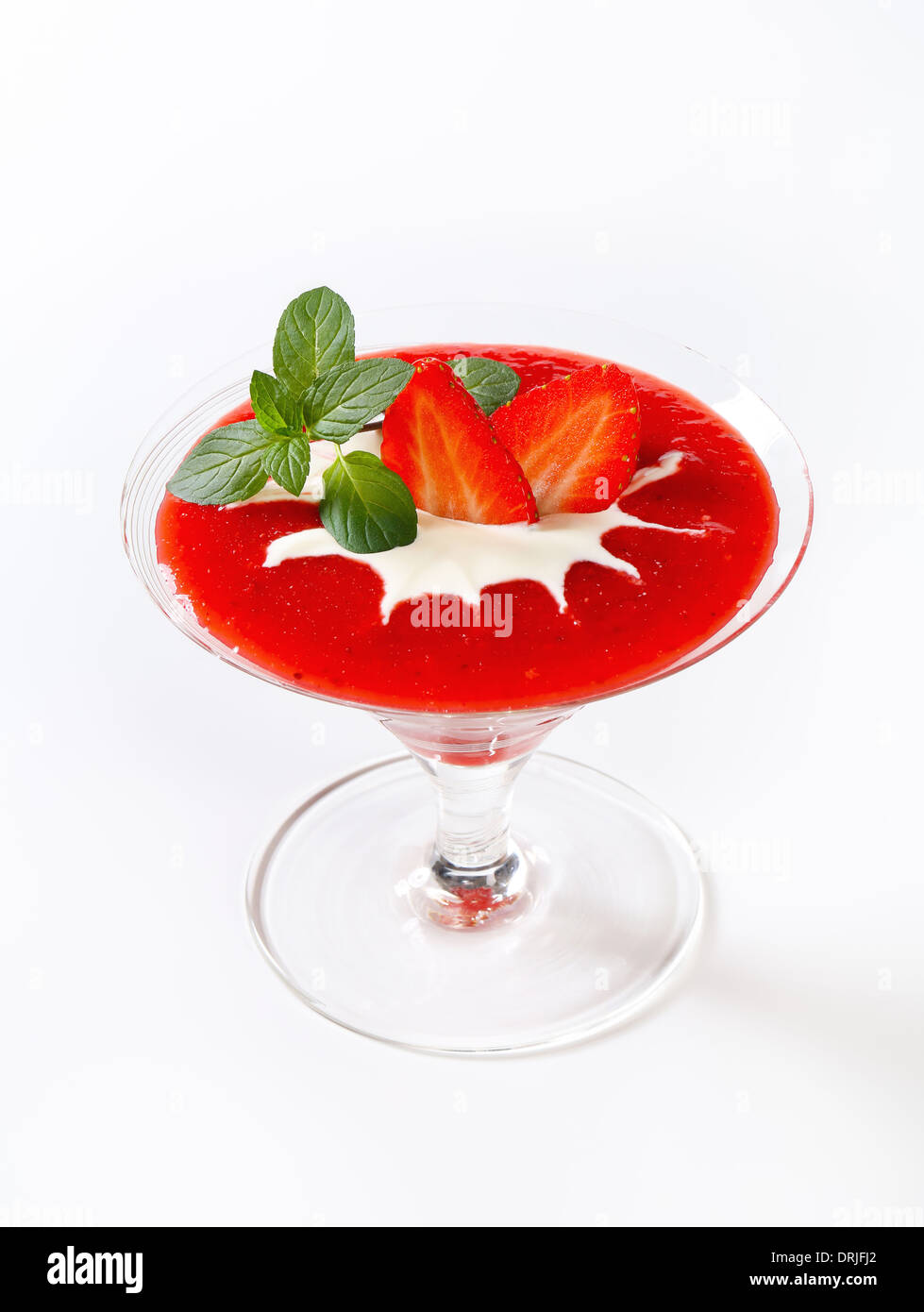 Purée de fraise fraîche dans un verre à martini Banque D'Images