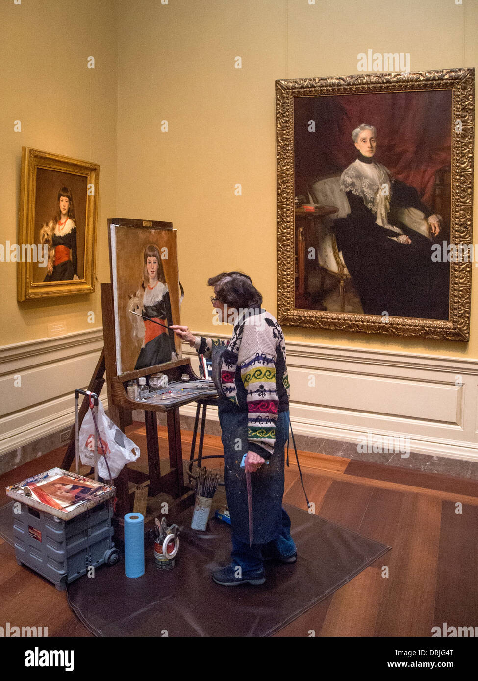 Travaillant au chevalet dans la National Gallery of Art de Washington D.C., un étudiant d'art hispanique peint une copie de John Singer Sargent Banque D'Images