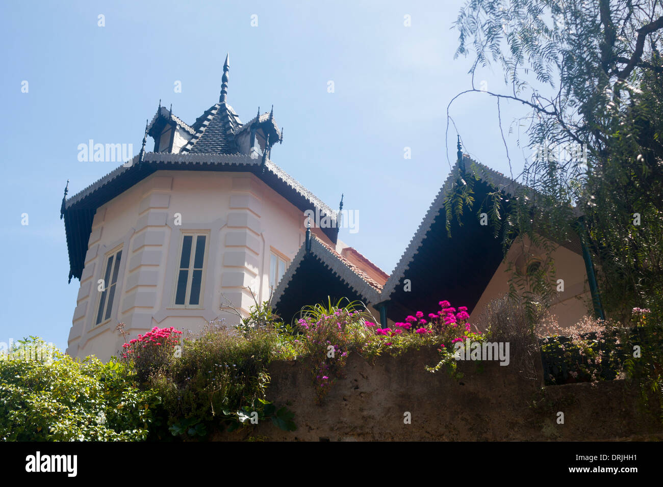 Caldas de Monchique Spa ornate building avec tourelle et fleurs en premier plan Algarve Portugal Banque D'Images