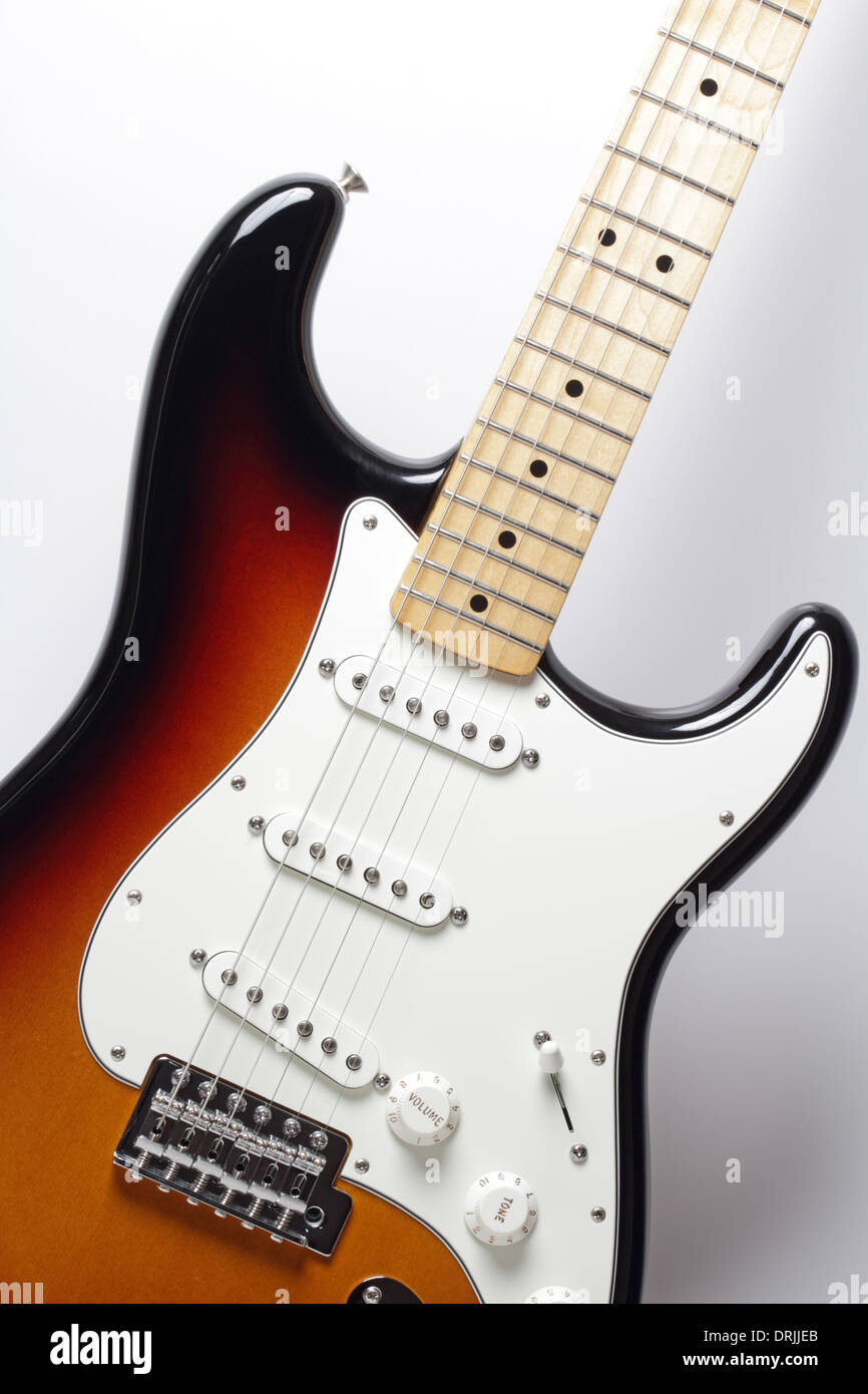 Couleurs sunburst guitare électrique en close-up. Composition verticale, studio shot Banque D'Images