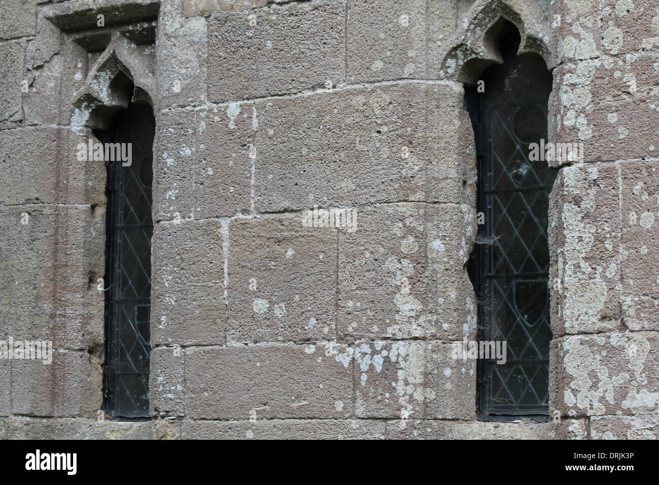 Les murs en pierre des fenêtres en arche, château Banque D'Images