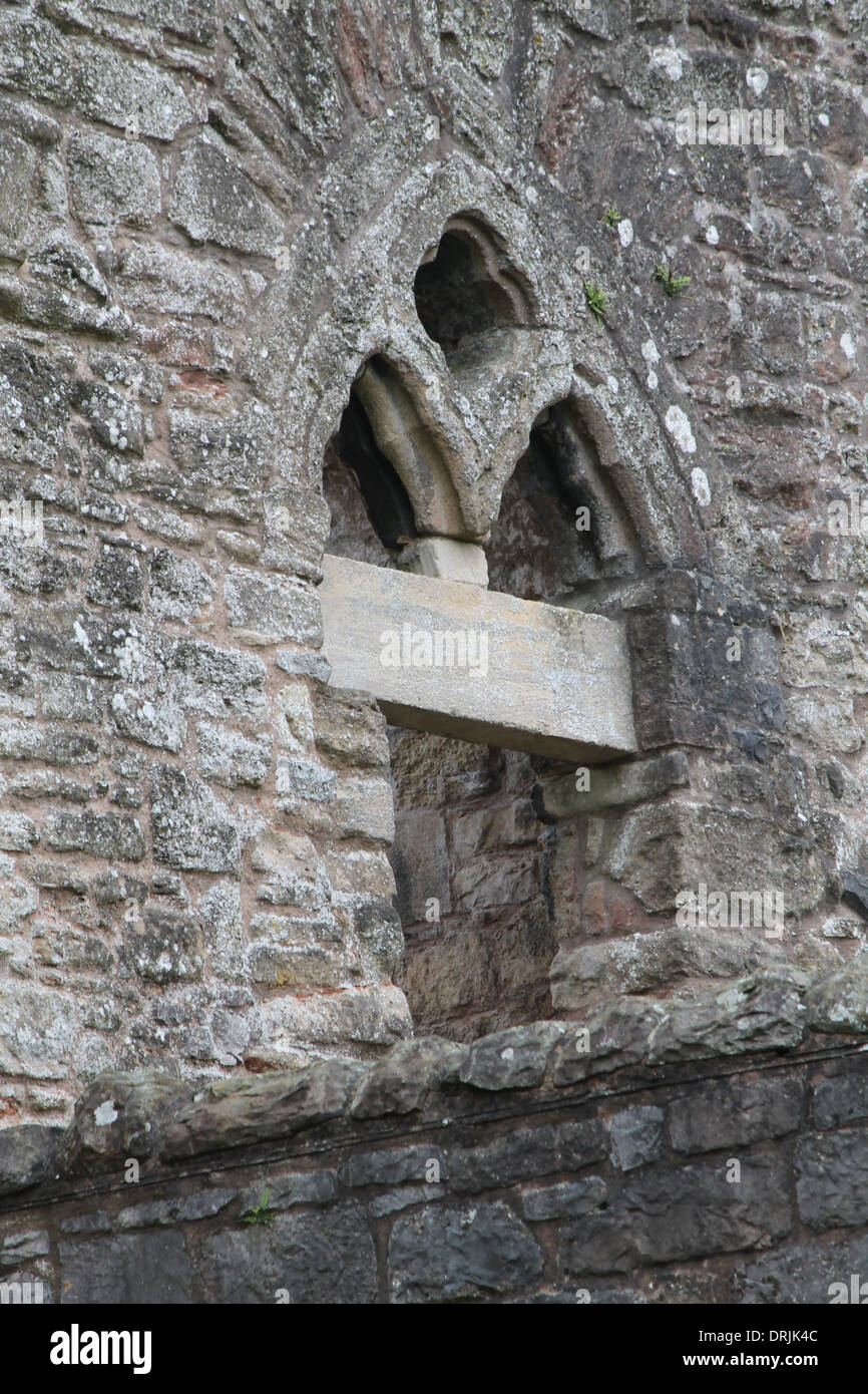 Les murs en pierre des fenêtres en arche, château Banque D'Images