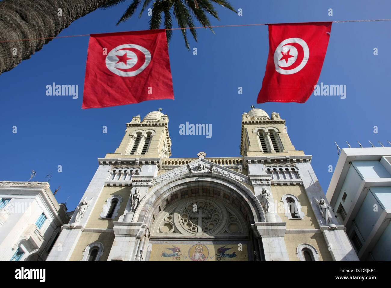 Cathédrale de St Vincent de Paul avec les drapeaux tunisiens sur l'Avenue Habib Bourguiba à Tunis, Tunisie. Banque D'Images