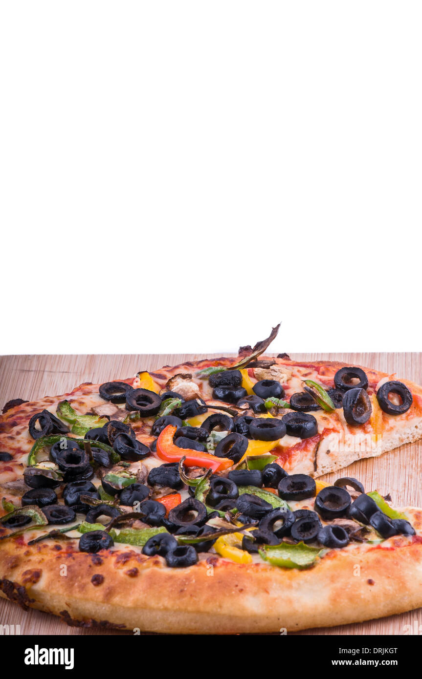 Pizza végétarienne sur une planche à découper, topping : tomates olives, poivre et fromage Banque D'Images