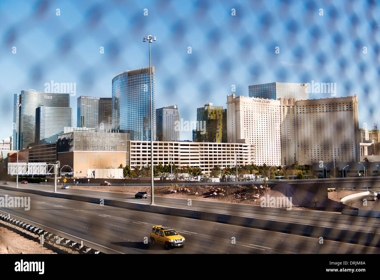 L'Interstate 15 et Las Vegas' skyline vue par l'écran de weldmesh un passage supérieur. Banque D'Images