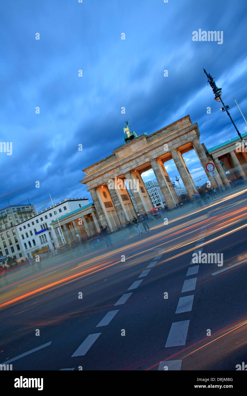 La porte de Brandebourg et de pistes, Berlin, Allemagne Banque D'Images