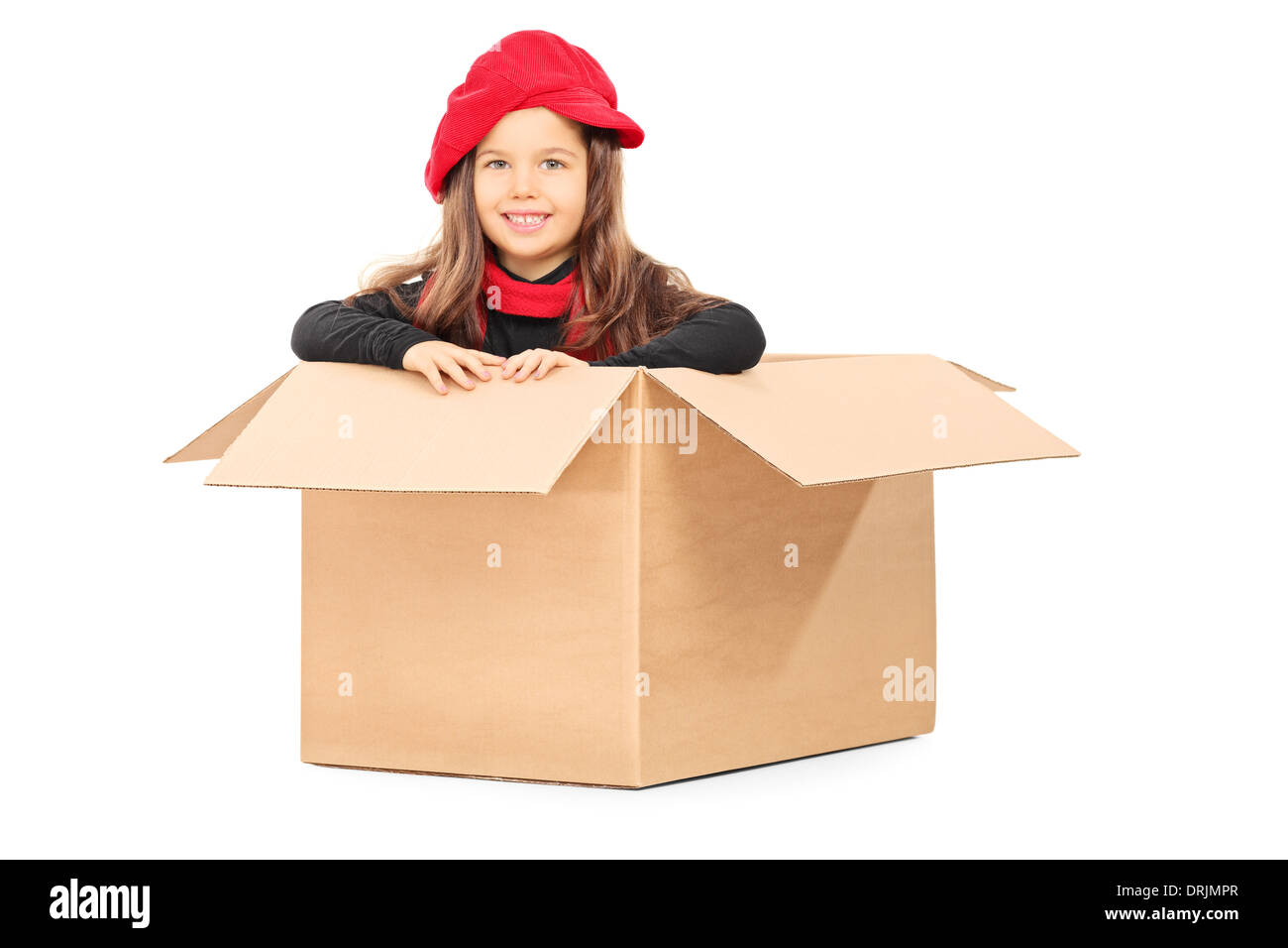 Petite fille espiègle dans un emballage en carton Banque D'Images