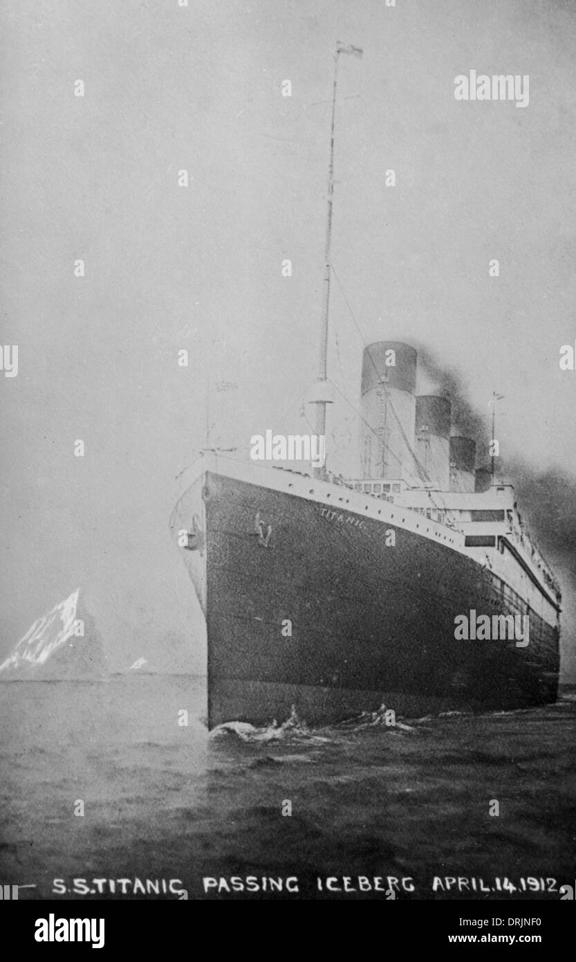 RMS Titanic en toute sécurité en passant par un iceberg le 14 avril 1912 Banque D'Images