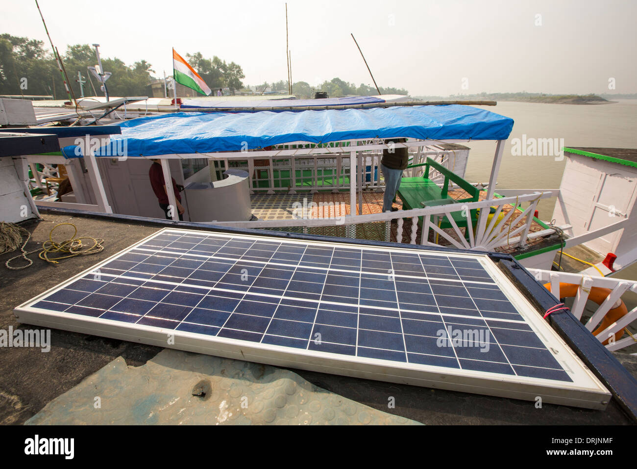 Navires transportant des personnes et des biens dans les Sunderbans, une zone de basse altitude du delta du Gange dans l'Est de l'Inde, Banque D'Images