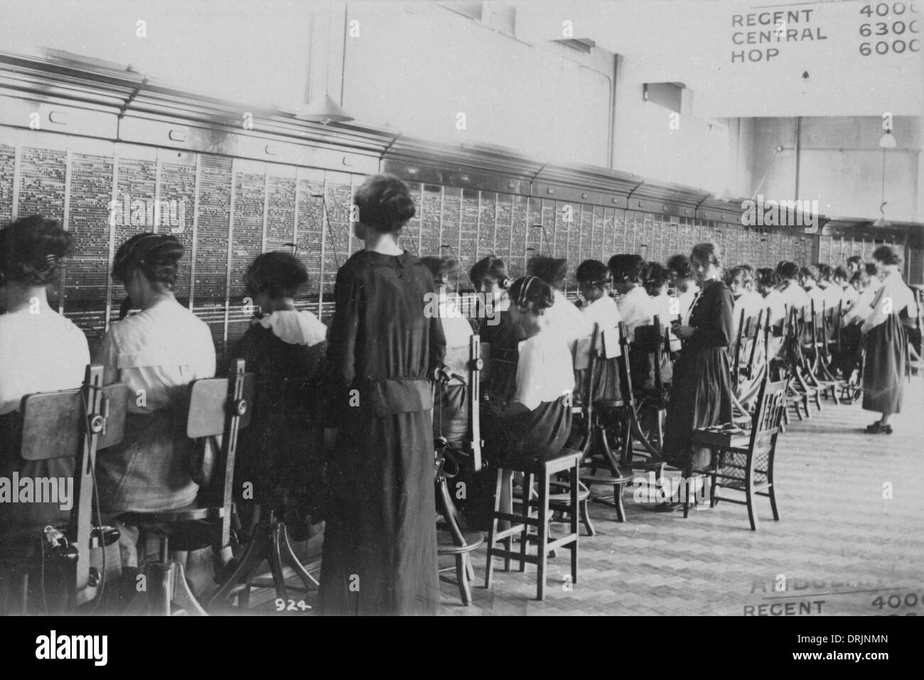 Une longue ligne de centraux téléphoniques Banque D'Images