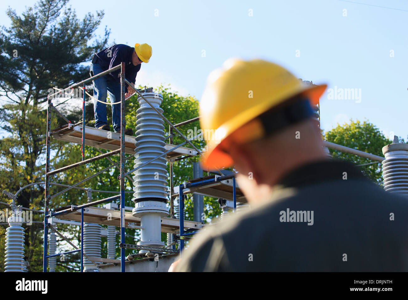 Ingénieur d'effectuer des opérations de maintenance sur l'isolateur haute tension remplis de liquide, Braintree, Massachusetts, USA Banque D'Images