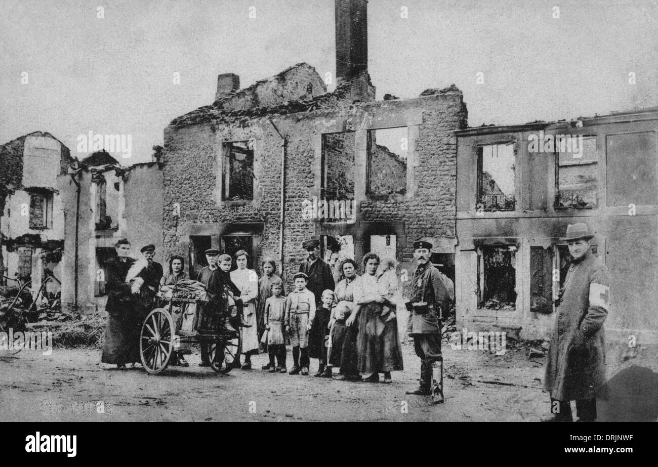 Une famille française se tiennent à l'extérieur de leur maison en ruine. Banque D'Images