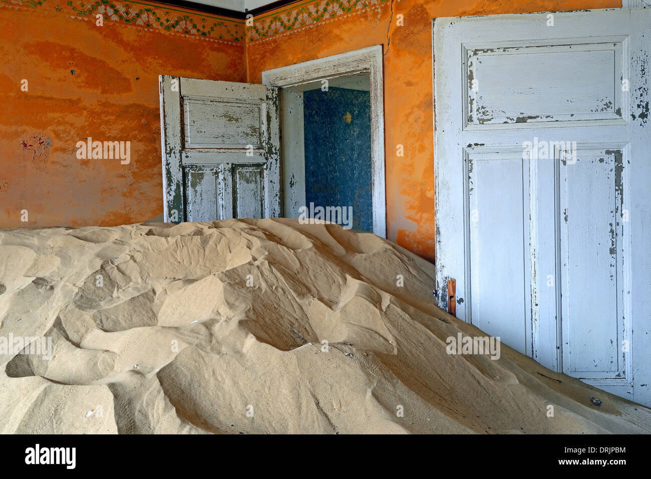 Les dunes de sables du désert et pris des bâtiments résidentiels, les bâtiments de travail dans l'ancienne ville de diamants de Kolmanskuppe, Kolmansko Banque D'Images