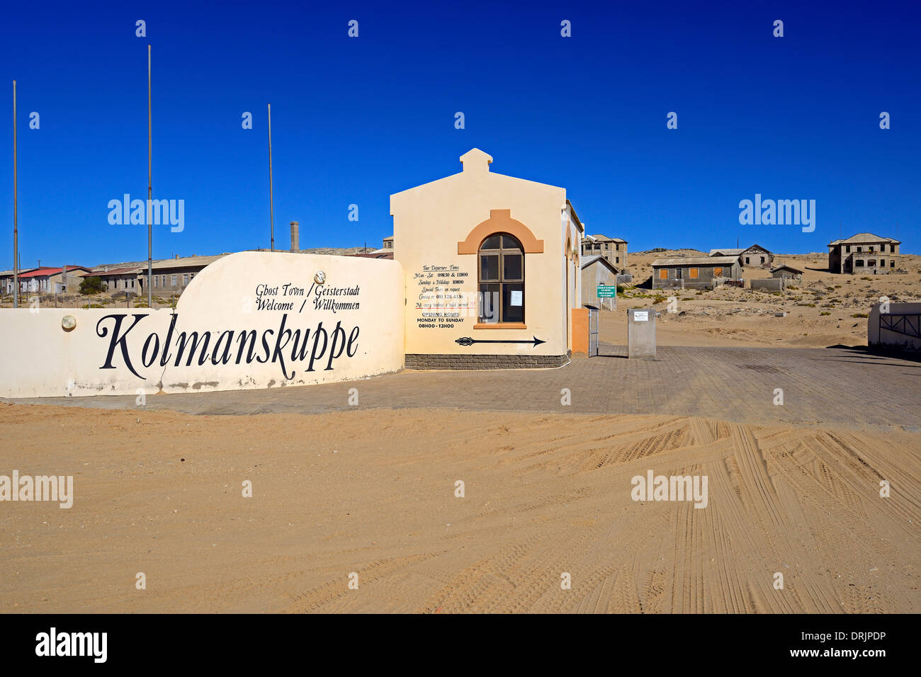 Entrée de l'ancienne ville de diamants de Kolmanskuppe, Kolmanskop, aujourd'hui une ville fantôme avec Luederitz, Namibie, Afrique, Einfahrt zu Banque D'Images