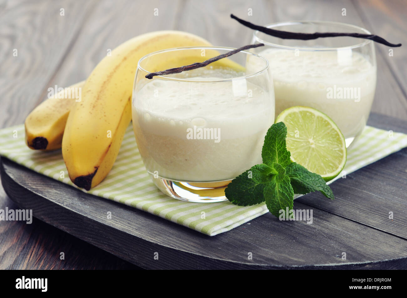 Lait frappé aux bananes dans du verre avec la vanille, Menthe et citron vert Banque D'Images