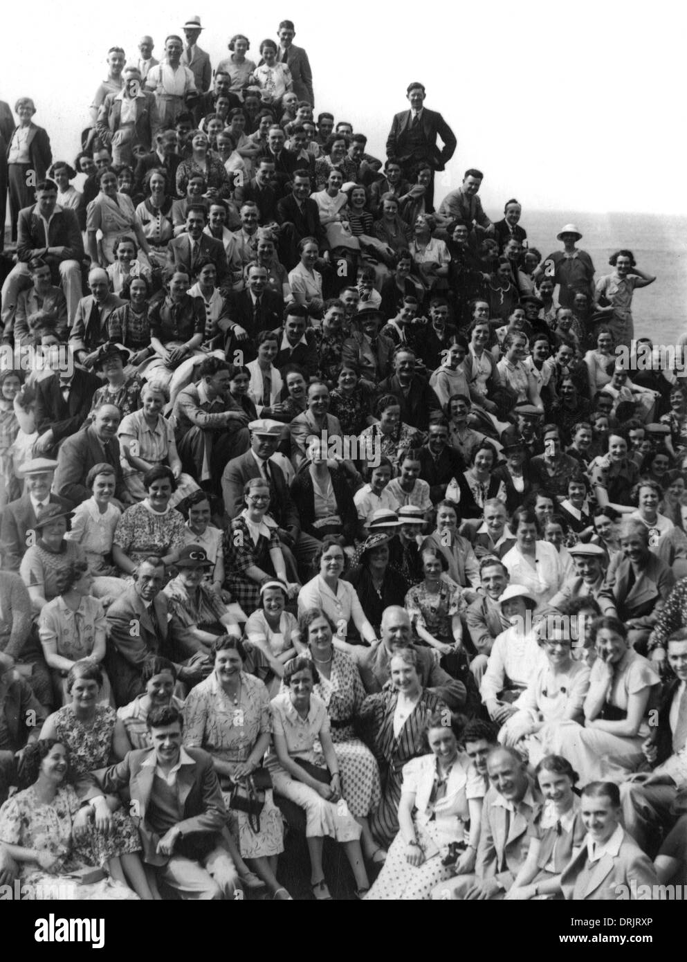 Une grande foule de gens posent pour une photo de la mer. Banque D'Images