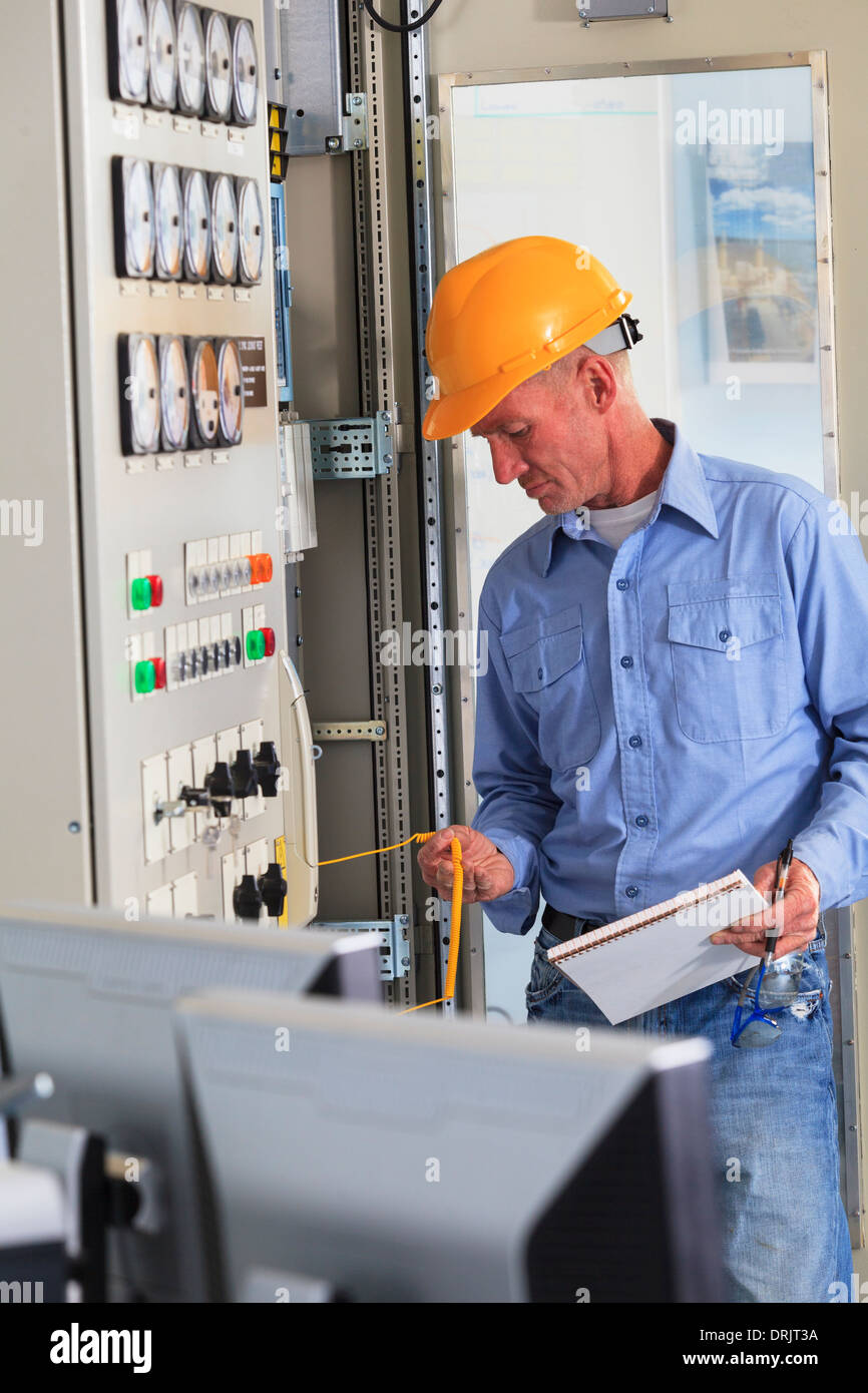 Ingénieur électrique centrale de l'inspection de contrôle en centre d'opérations de centrale électrique Banque D'Images