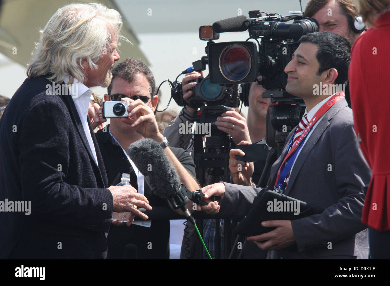 Richard Branson' 'Sir parler aux journalistes à la suite d'un appel Appuyez sur la mise en valeur son "vaisseau spatial Virgin Galactic' à Farnborough Banque D'Images