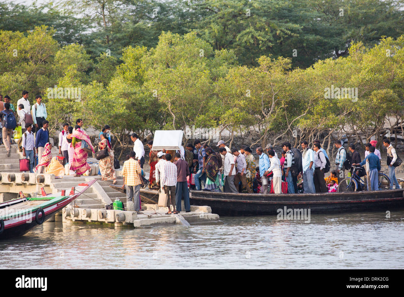Un bateau dans les Sunderbans, Ganges, Delta, l'Inde, la région est très faible élévation et vulnérables à la montée du niveau de la mer. Banque D'Images