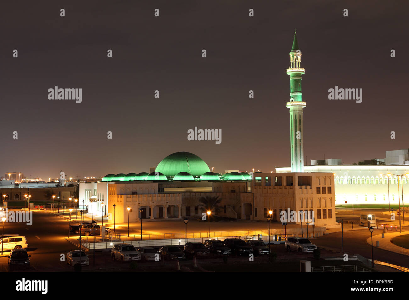 Grande Mosquée à Doha est éclairée la nuit. Le Qatar, au Moyen-Orient Banque D'Images