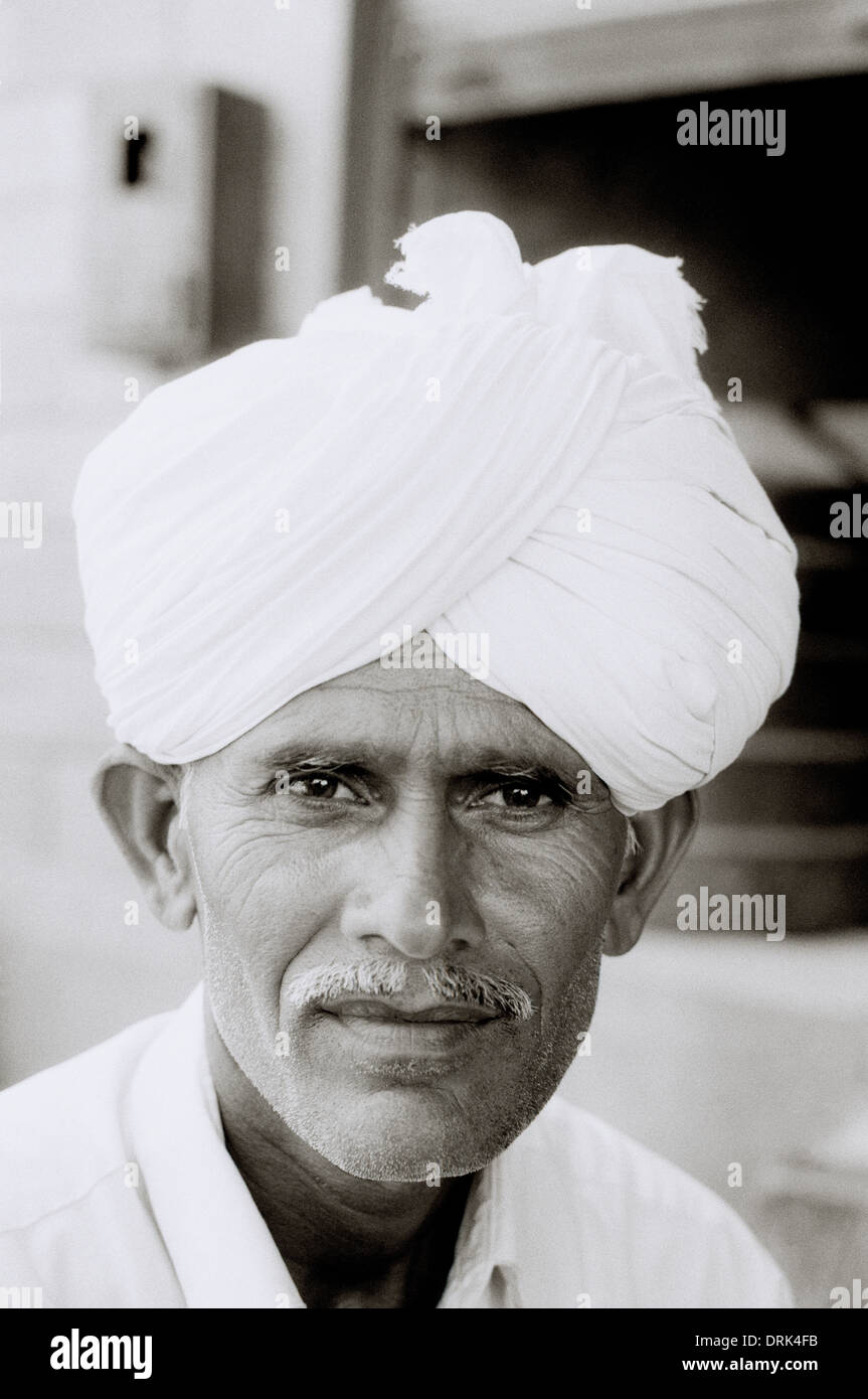 Les hommes en costume traditionnel de Jaisalmer au Rajasthan en Inde en Asie du Sud. Les gens de la Culture Voyage Wanderlust Fashion Turban Indien Banque D'Images