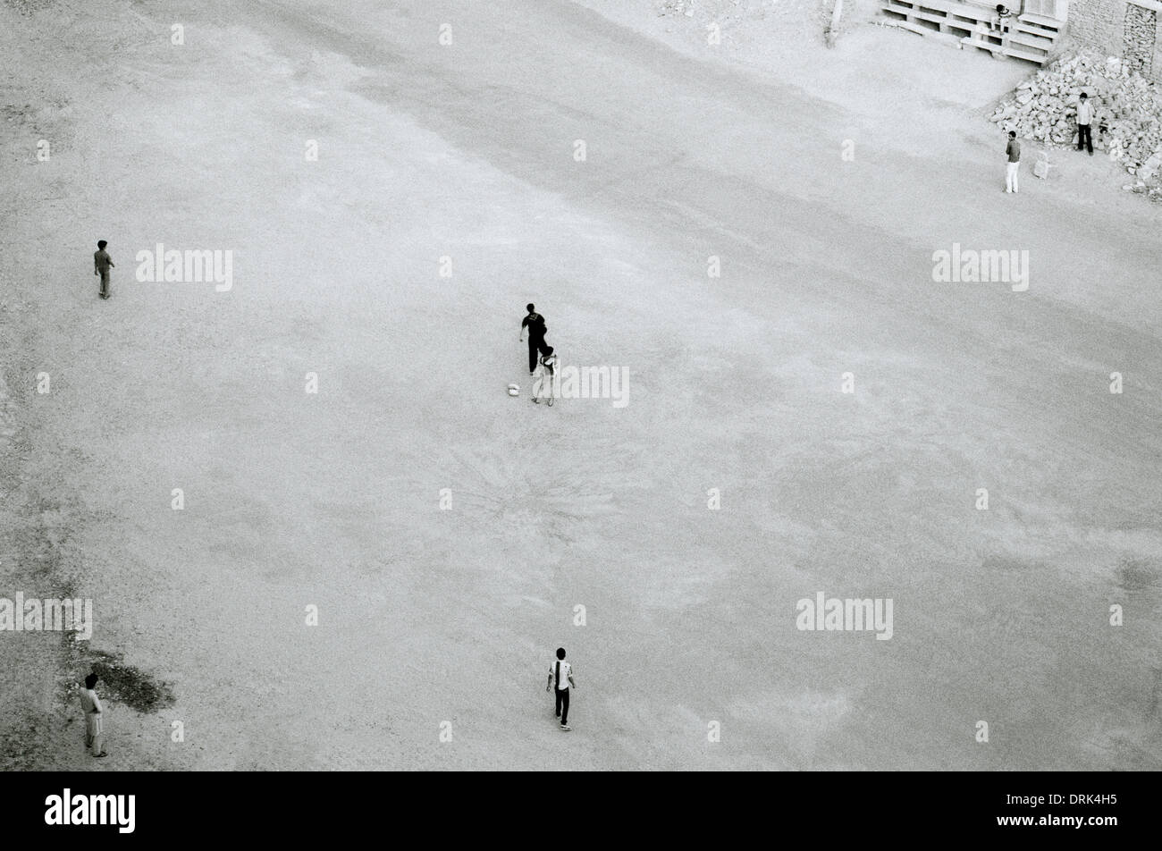 La photographie de voyage - les garçons à jouer au cricket dans une rue de Jaisalmer au Rajasthan en Inde en Asie du Sud. Sport Banque D'Images