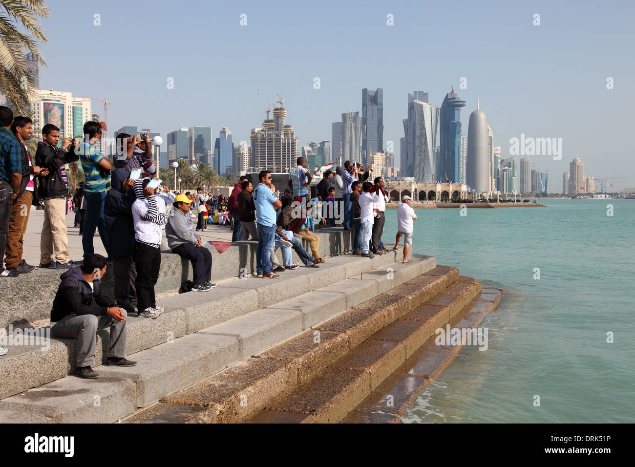 Spectateurs regardant le Jour national du Qatar Air Show à partir de la Corniche. 18 décembre 2013 à Doha, au Qatar, au Moyen-Orient Banque D'Images