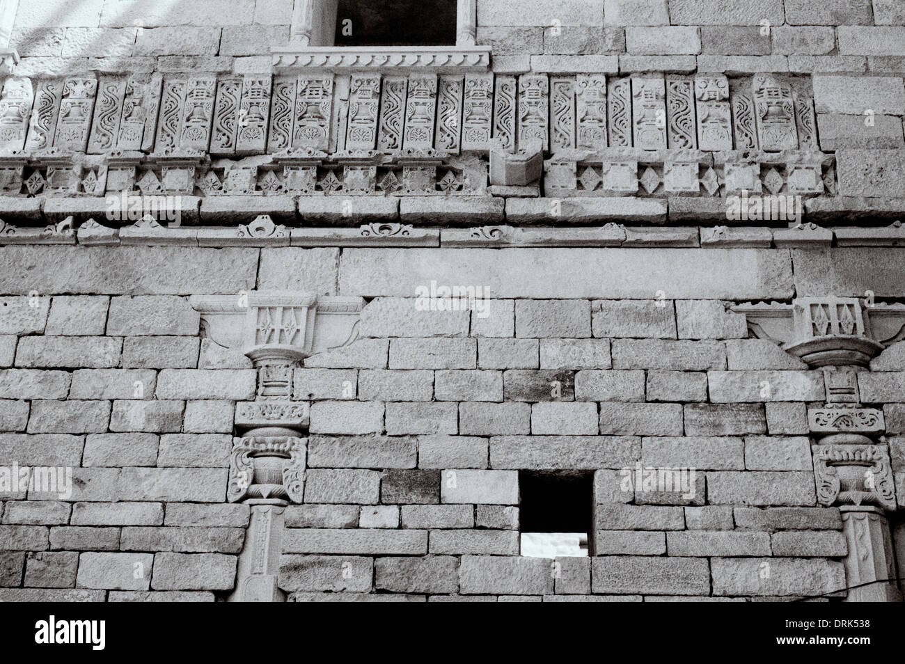 L'architecture Rajput dans Jaisalmer au Rajasthan en Inde en Asie du Sud. Mégalithe de l'histoire ancienne du bâtiment en pierre historique Billet Wanderlust Banque D'Images
