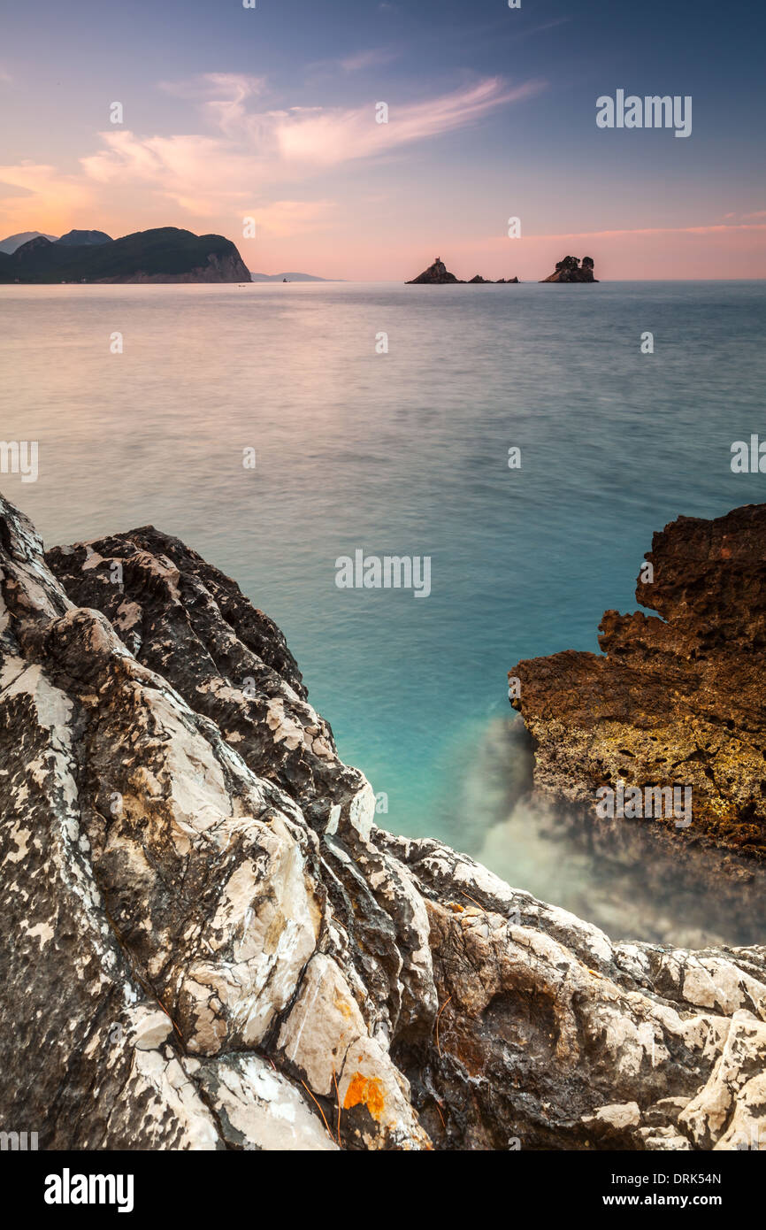 Matin Vertical paysage avec pierres sombres sur la côte de la mer Adriatique, le Monténégro Banque D'Images