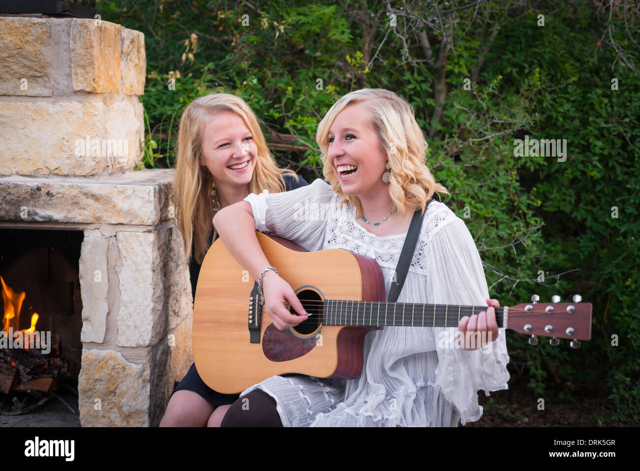 USA, Texas, deux adolescentes heureux avec guitare au coin du feu Photo  Stock - Alamy