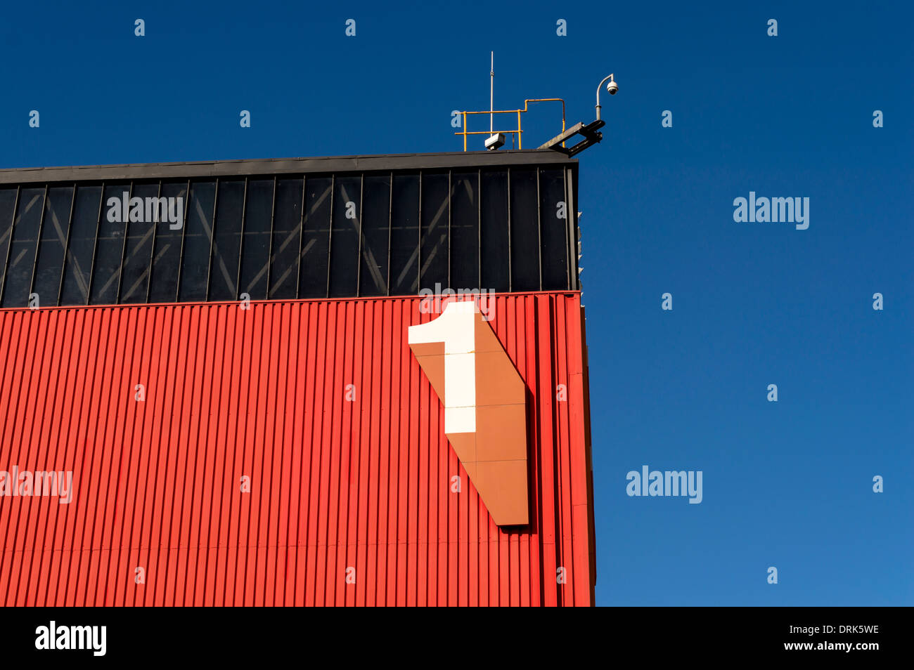 Grand chiffre numéro 1 sur le côté du bâtiment industriel en métal rouge et noir au NEC, Birmingham. ROYAUME-UNI Banque D'Images